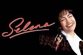 Jennifer López interpretando a Selena Quintanilla en la película biográfica que honra su vida, legado y carrera musical
