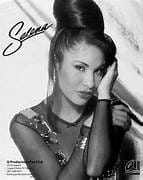 Selena Quintanilla posando en una foto en blanco y negro con peinado alto, usando un atuendo elegante, con su nombre ‘Selena’ firmado sobre la imagen.