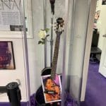 Vitrina del museo que exhibe el micrófono de Selena Quintanilla, marcado con su labial, un ícono de su estilo y legado. Lugares de interés que celebran su historia