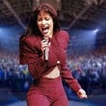 Selena Quintanilla cantando con energía en el escenario, vestida con un conjunto morado, frente a una multitud en un gran estadio, reflejando su poderosa presencia en el escenario