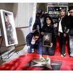 Momento emotivo en el que la estrella de Selena Quintanilla en el Paseo de la Fama es descubierta, rodeada por su familia, incluyendo a su hermana, Susette Quintanilla, y su esposo, Cris Pérez. Un lugar de interés que honra su legado