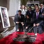 Momento en el que Selena Quintanilla descubre su estrella en el Paseo de la Fama, un significativo lugar de interés que celebra su legado