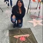 Susette Quintanilla junto a la estrella de Selena Quintanilla en el Paseo de la Fama, un lugar de interés clave en su legado
