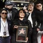 Familia de Selena Quintanilla recogiendo su estrella en el Paseo de la Fama, uno de los lugares de interés dedicados a su legado