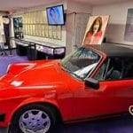 Porsche rojo de Selena Quintanilla exhibido en el museo, un lugar de interés que resalta su estilo y legado en la cultura latina.