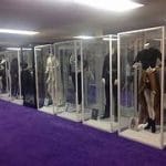 Exposición de los icónicos trajes de Selena Quintanilla en el museo, un lugar de interés que preserva su legado en la cultura y moda latina.