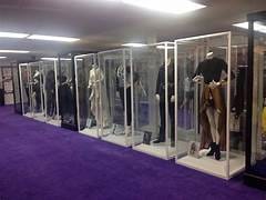 Exposición de los icónicos trajes de Selena Quintanilla en el museo, un lugar de interés que preserva su legado en la cultura y moda latina.