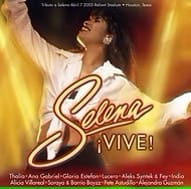 Homenajes a Selena en la Música.Portada del álbum 'Selena ¡VIVE!', con una foto de la cantante en el escenario, transmitiendo energía durante uno de sus conciertos, con colaboraciones de varios artistas en homenaje a su legado