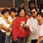 Familia Quintanilla a la entrada del autobus