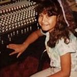 Selena de niña en un estudio parece