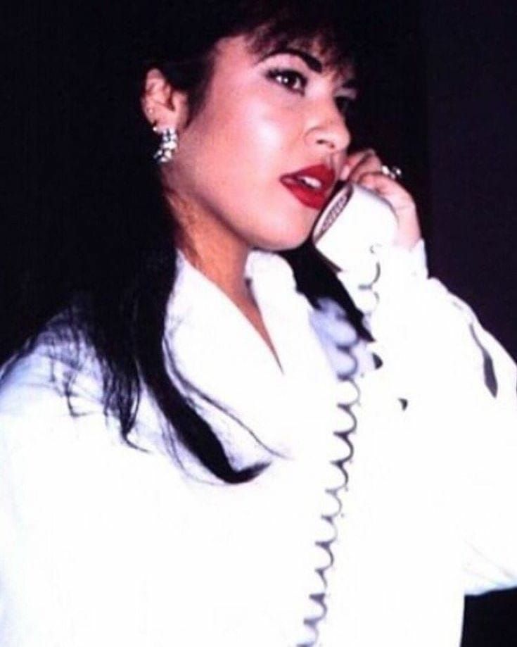 Contacto.Foto de Selena con un telefono