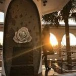 Mirador De selena Quintanilla en Texas, hecho en su honor visto con el sol de frente
