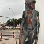 Imagen de Selena Quintanilla en el mirador, un lugar icónico que honra su legado y su influencia cultural. Esta foto captura su esencia y conexión con sus fanáticos.