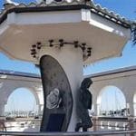 Mirador de Selena Quintanilla en Texas, se ve la rosa blanca y la figura de Selena