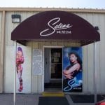 Museo de Selena Quintanilla en Corpus Christi, un lugar de interés que honra su legado musical y cultural, preservando objetos y recuerdos de su vida.