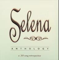 Caratula disco Selena Anthology son 3 discos.Portada del álbum 'Selena: Anthology', con un diseño minimalista en tonos claros, destacando su nombre y el concepto de una retrospectiva de 30 canciones de la cantante
