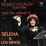 Portada del álbum 'Female Vocalist of the Year' de Selena & Los Dinos, con la cantante posando con un trofeo, destacando su reconocimiento como mejor vocalista femenina del año