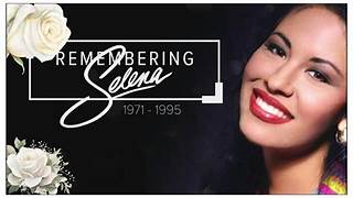 Imagen en homenaje a Selena Quintanilla, conocida como "La Reina del Tex-Mex". A la izquierda, hay rosas blancas y un fondo negro elegante. En el centro, el texto dice "Remembering Selena" en letras blancas, con su nombre en una firma estilizada, seguido de los años "1971-1995". A la derecha, aparece una fotografía de Selena sonriendo, con maquillaje impecable y labios rojos característicos. Selena fue una cantante, compositora, modelo y diseñadora de moda mexicoamericana, reconocida por romper barreras en la música latina y ser un ícono cultural incluso después de su trágica muerte