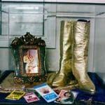 Botas doradas,parte de uno de los outfits de Selena, expuesto en su Museo
