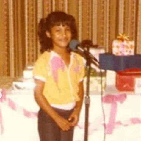 Selena siendo una niña cuando cantaba en el restaurante