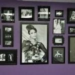 Galería en el museo con fotos de Selena Quintanilla, un lugar de interés que honra su legado y su impacto en la cultura latina.