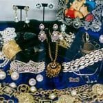 Vitrina en el museo con las joyas de Selena Quintanilla, un lugar de interés que resalta su legado y su influencia en la cultura latina