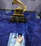 Vitrina del museo que muestra el Grammy de Selena Quintanilla, un valioso trofeo que refleja su legado musical. Lugares de interés dedicados a su memoria