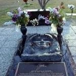 "Tumba de Selena Quintanilla adornada con flores, con su imagen grabada, uno de los lugares de interés más visitados por sus fans.