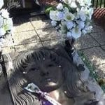 Imagen del rostro de Selena Quintanilla en su tumba, un lugar de interés clave para quienes honran su memoria.