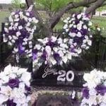Tumba de Selena Quintanilla decorada con rosas blancas, uno de los lugares de interés más visitados por sus admiradores.
