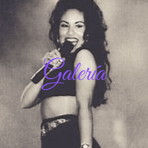 Galería. Selena Quintanilla cantando en el escenario, representando su pasión por la música y su impacto como artista del Tex-Mex